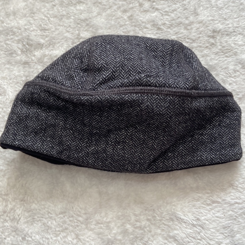 Ivivva by Lululemon reversible toque with ponytail hole grey and black size xs. - Picture 3 of 6